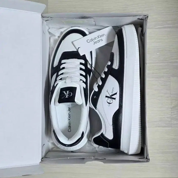 [BUNJANG] Calvin Klein Sneakers (Size 240-245) / 캘빈클라인 스니커즈 240~245 [새상품]
