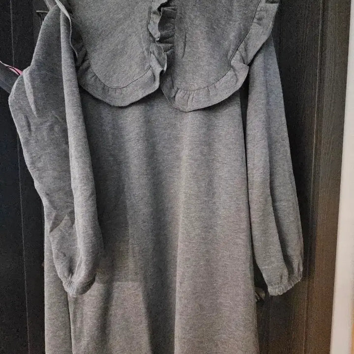 [BUNJANG] Long Fleece Dress with Big Frill Collar / 새상품 빅프릴 카라 롱 기모원피스 차콜