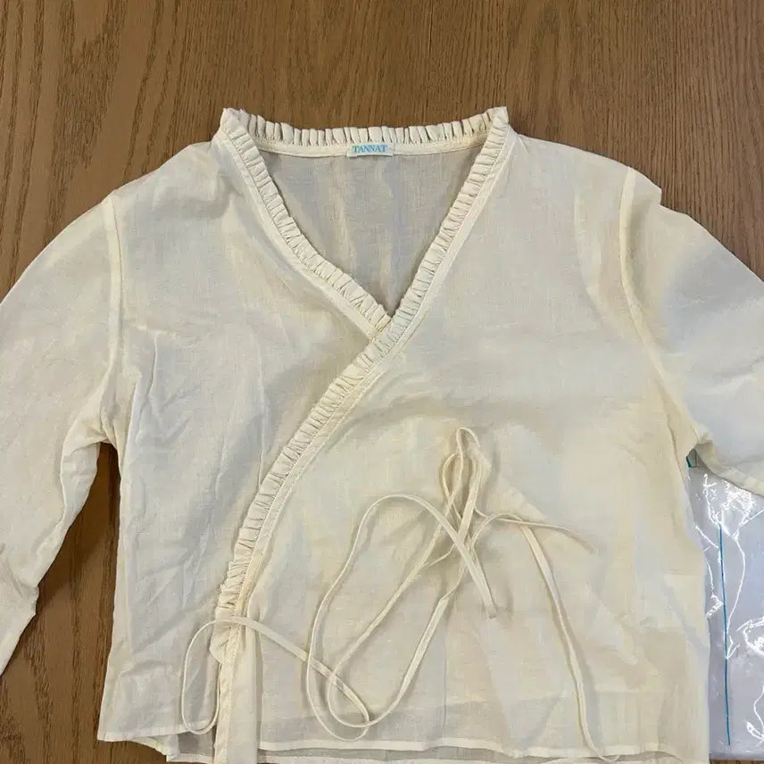 [BUNJANG] Tanat 2-Way Ruffle Wrap Blouse / 타낫 2way 프릴 랩 블라우스