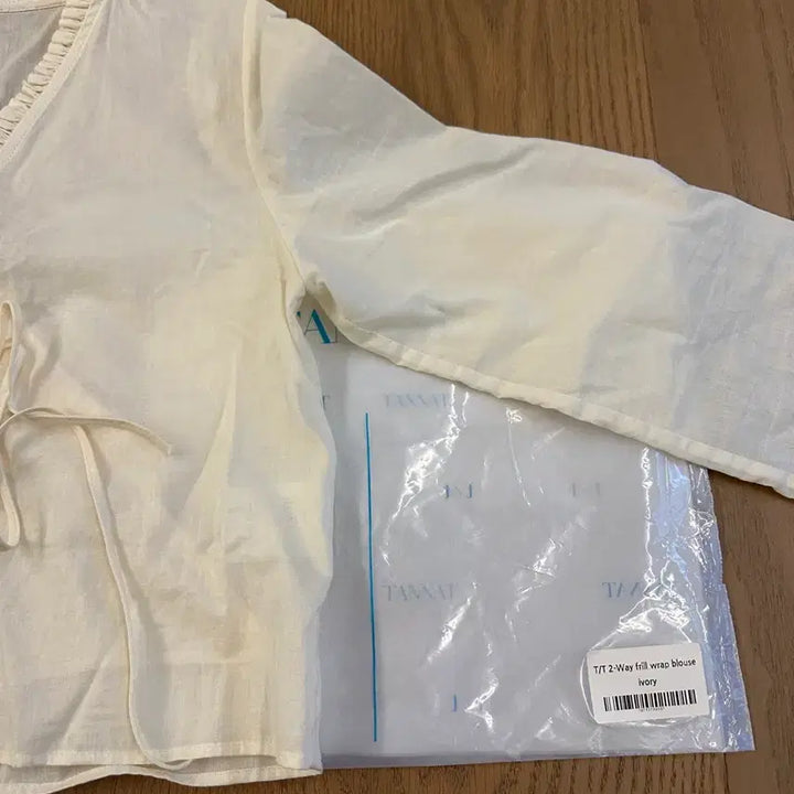 [BUNJANG] Tanat 2-Way Ruffle Wrap Blouse / 타낫 2way 프릴 랩 블라우스