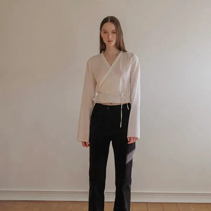 [BUNJANG] Tanat 2-Way Ruffle Wrap Blouse / 타낫 2way 프릴 랩 블라우스