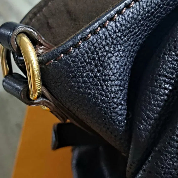 [BUNJANG] Louis Vuitton Black Leather Shoulder Bag / 루이비통 블랙 가죽 숄더백ㅡ정품