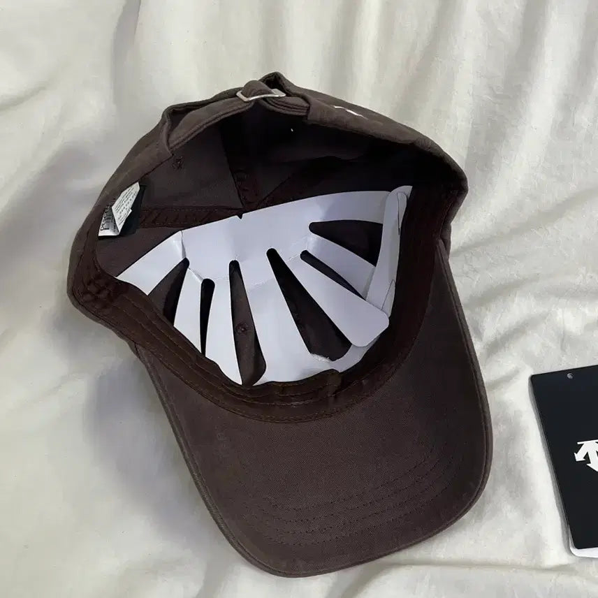 [BUNJANG] Descente Initial Logo Embroidered Ball Cap Brown / 데상트 이니셜 로고 자수 볼캡 브라운
