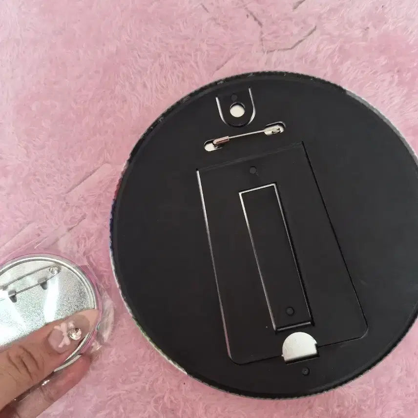 [BUNJANG] Hunter x Hunter Hisoka Stand Badge / 헌터헌터 히소카 왕뱃지 스탠드