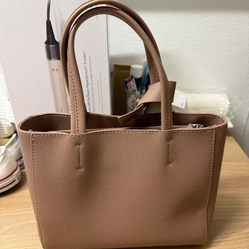 [BUNJANG] JILL BY JILLSTUART Logo Strap Tote / 질 바이 질스튜어트(JILL BY JILLSTUART) 로고 스트랩 토트