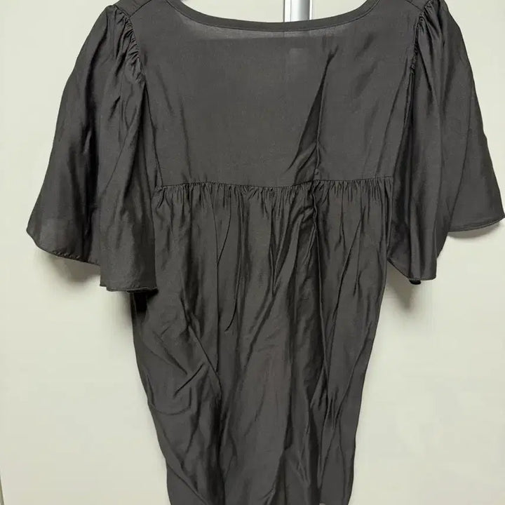 [SOLD OUT] 사색 앞트임 꼬임 블라우스 차콜