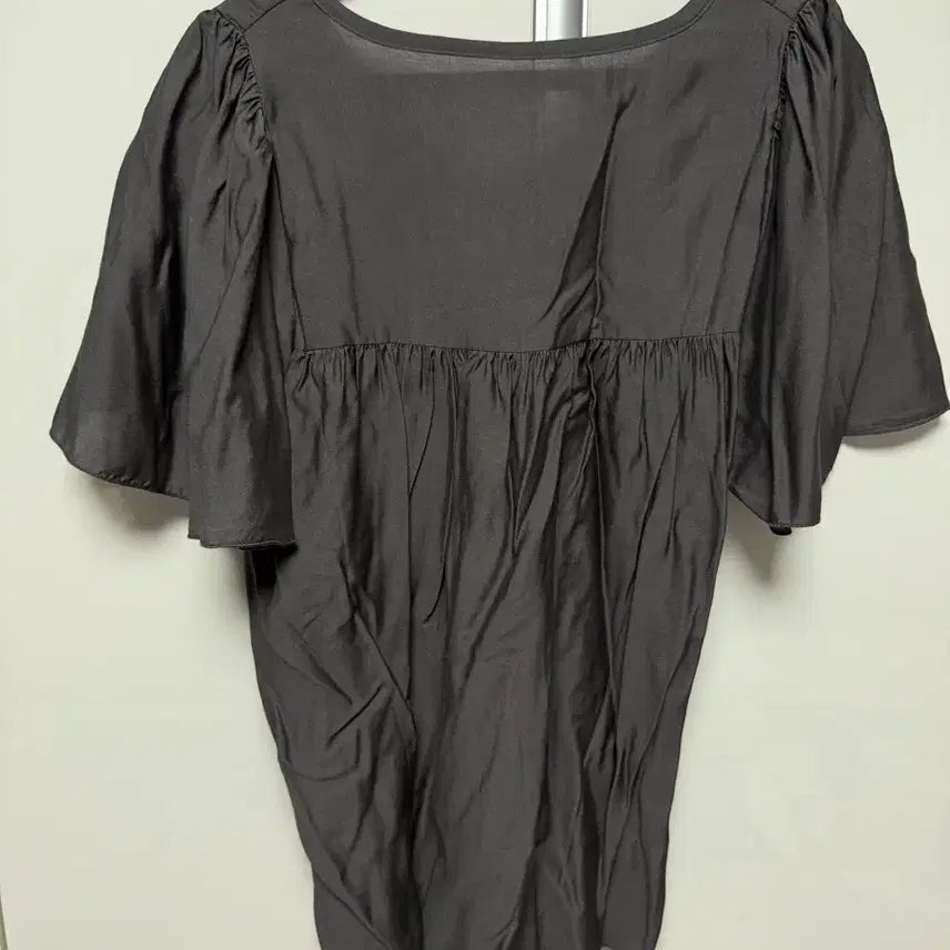 [SOLD OUT] 사색 앞트임 꼬임 블라우스 차콜