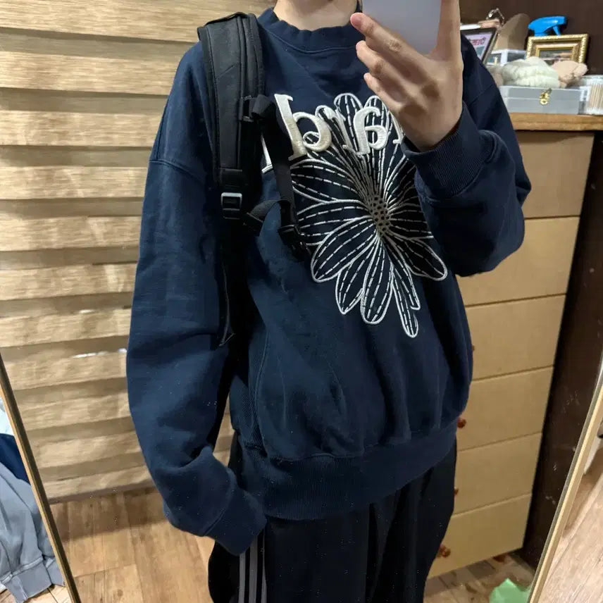 [BUNJANG] Mardi Mercredi Embroidered Navy Sweatshirt / 마르디메크르디 자수 맨투맨