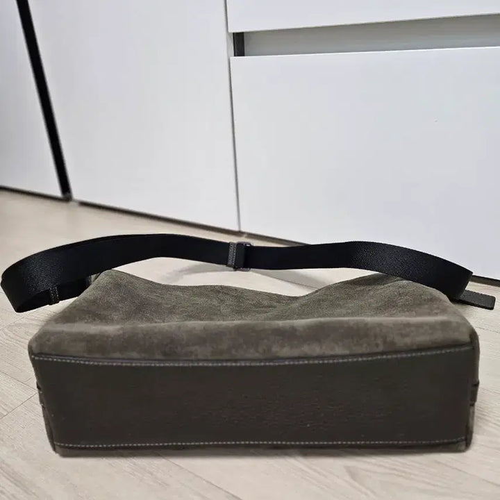 [BUNJANG] Coach Suede Crossbody Bag / 새상품) 코치 크로스백 스웨이드 카키그린