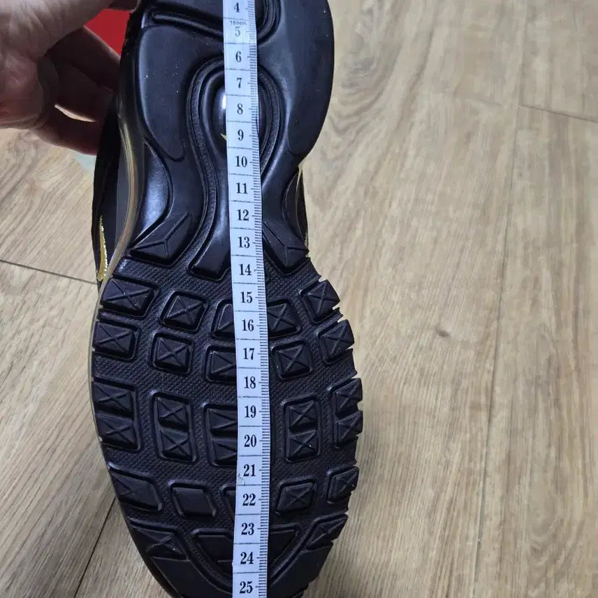 [BUNJANG] Nike Air Max 97 Black Gold Embroidered Sneakers / 나이키 에어맥스97 블랙 골드 자수 안 워싱기모 정품