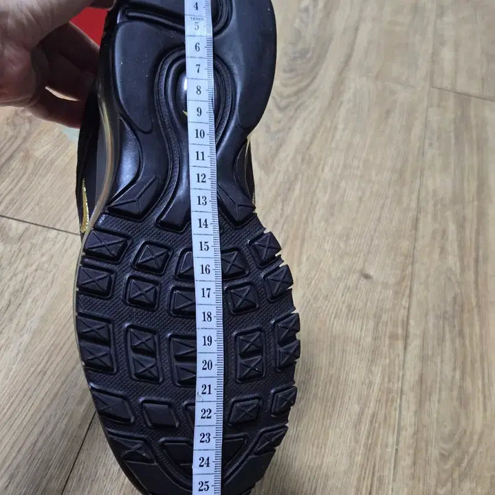 [BUNJANG] Nike Air Max 97 Black Gold Embroidered Sneakers / 나이키 에어맥스97 블랙 골드 자수 안 워싱기모 정품