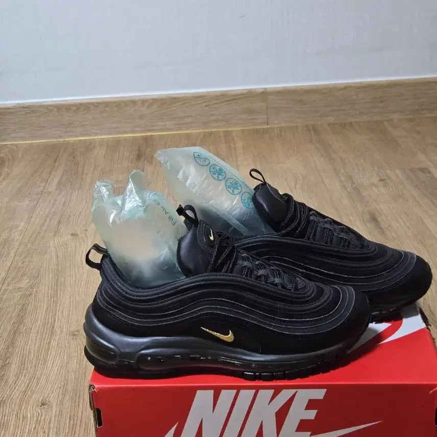 [BUNJANG] Nike Air Max 97 Black Gold Embroidered Sneakers / 나이키 에어맥스97 블랙 골드 자수 안 워싱기모 정품