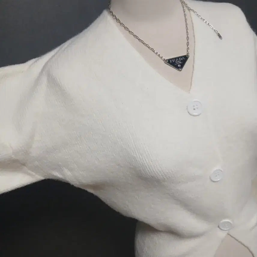 [BUNJANG] Ivory V-Neck Knit Cardigan / 아이보리 브이넥 허리쏙 니트 가디건