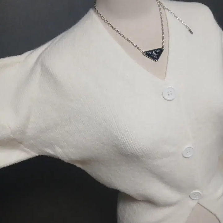 [BUNJANG] Ivory V-Neck Knit Cardigan / 아이보리 브이넥 허리쏙 니트 가디건