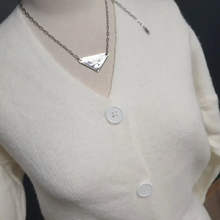 [BUNJANG] Ivory V-Neck Knit Cardigan / 아이보리 브이넥 허리쏙 니트 가디건