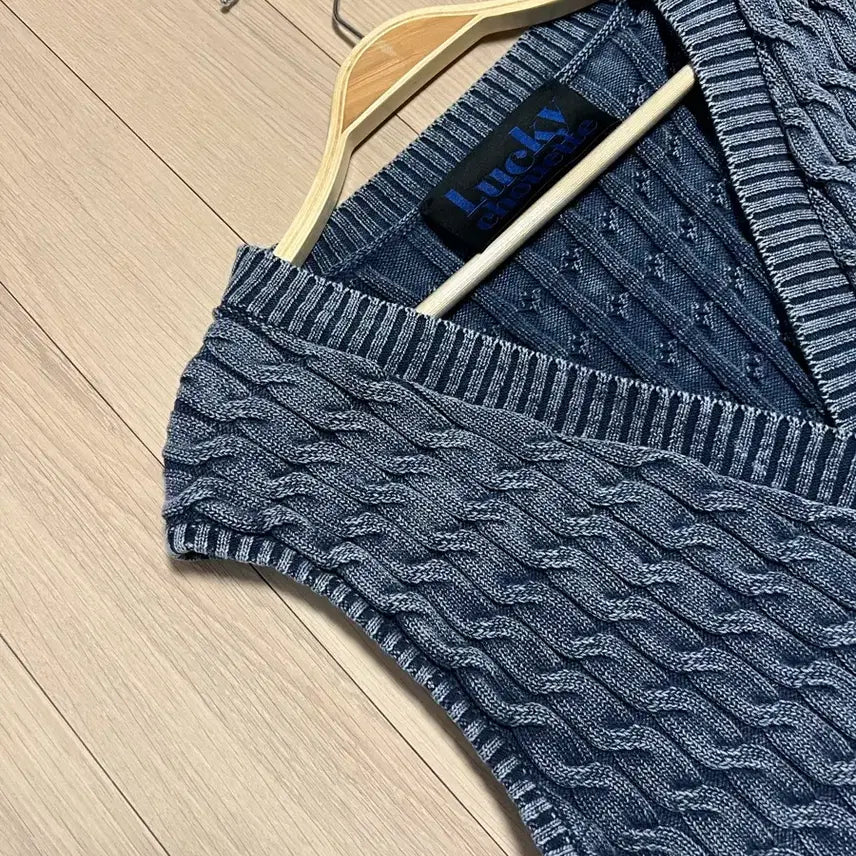 [BUNJANG] Lucky Chouette Washed Cable Knit Vest Navy / 25년 럭키슈에뜨 워시드 케이블 니트 베스트 조끼 네이비 프릴 꽈배기