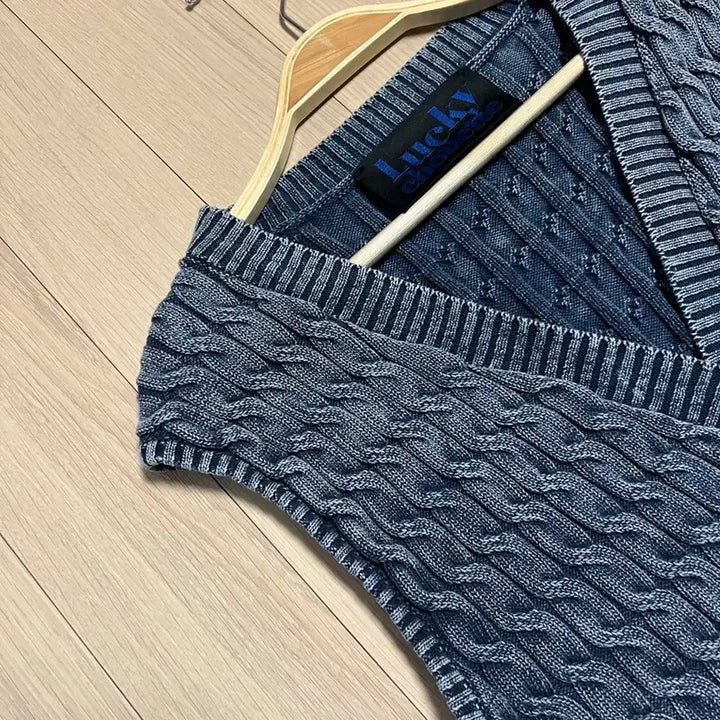 [BUNJANG] Lucky Chouette Washed Cable Knit Vest Navy / 25년 럭키슈에뜨 워시드 케이블 니트 베스트 조끼 네이비 프릴 꽈배기