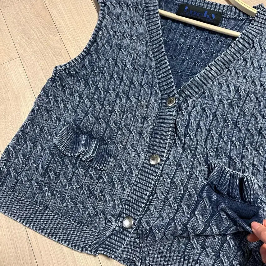 [BUNJANG] Lucky Chouette Washed Cable Knit Vest Navy / 25년 럭키슈에뜨 워시드 케이블 니트 베스트 조끼 네이비 프릴 꽈배기