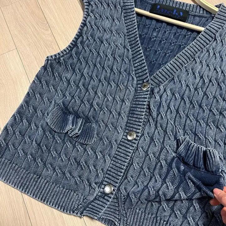 [BUNJANG] Lucky Chouette Washed Cable Knit Vest Navy / 25년 럭키슈에뜨 워시드 케이블 니트 베스트 조끼 네이비 프릴 꽈배기