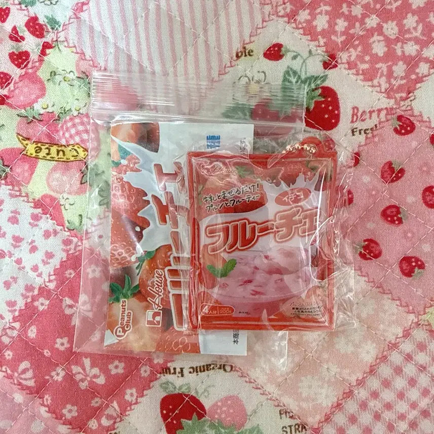 [BUNJANG] Strawberry Yogurt Flavor Gachapon Charm / 일본 가챠 딸기맛 요플레 키링