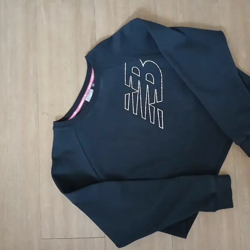 [BUNJANG] New Balance Crop Sweatshirt (Black, Size S) / 뉴발란스 검정색 크롭 맨투맨s