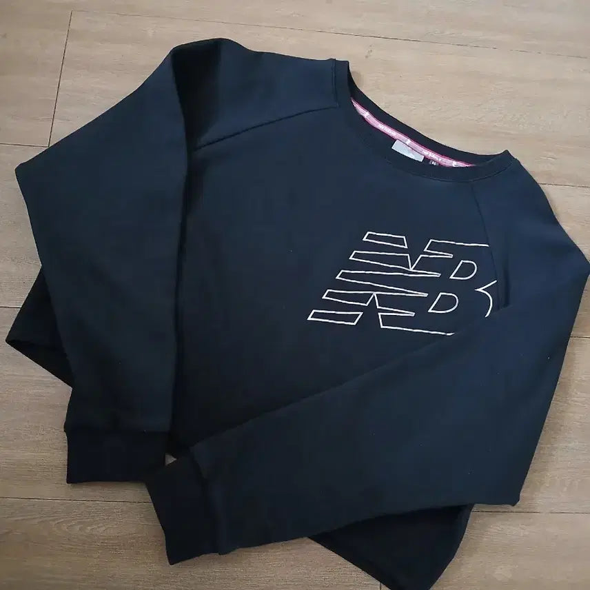 [BUNJANG] New Balance Crop Sweatshirt (Black, Size S) / 뉴발란스 검정색 크롭 맨투맨s