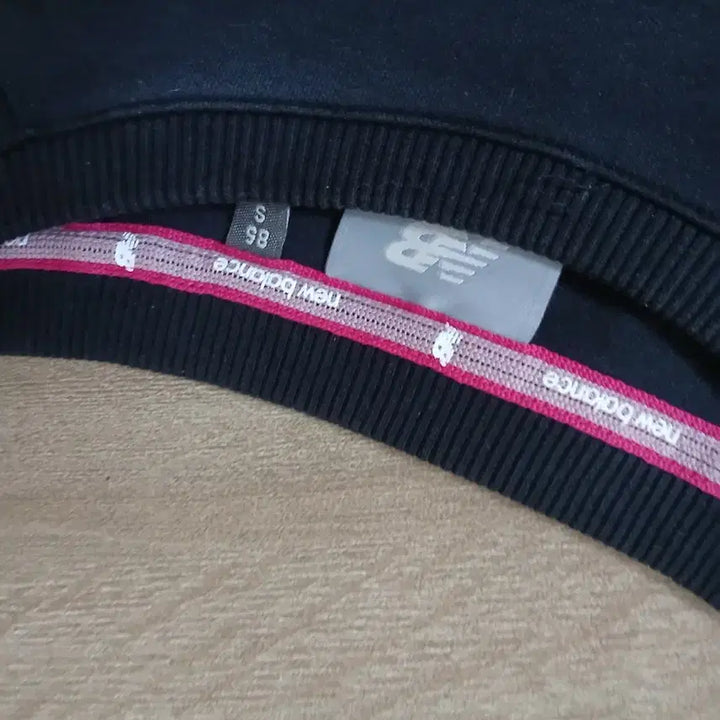 [BUNJANG] New Balance Crop Sweatshirt (Black, Size S) / 뉴발란스 검정색 크롭 맨투맨s