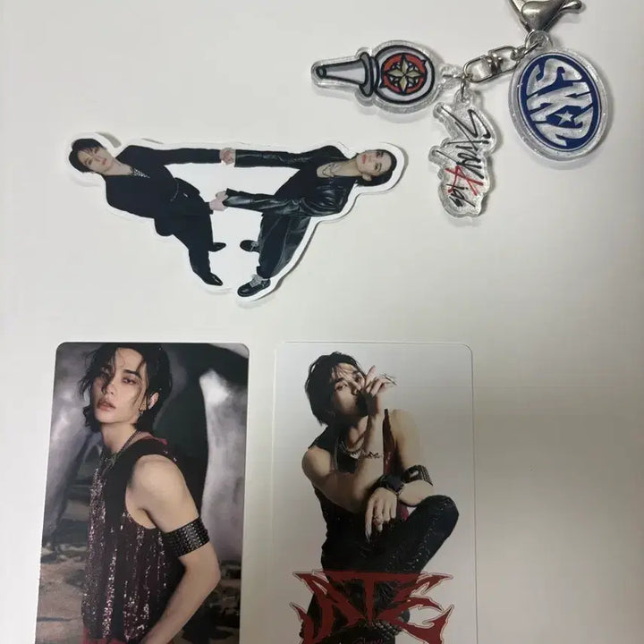 [BUNJANG] Stray Kids Hyunjin &amp; Lee Know Photocard &amp; Keyring Bundle Set / 스키즈 포카 , 키링 판매