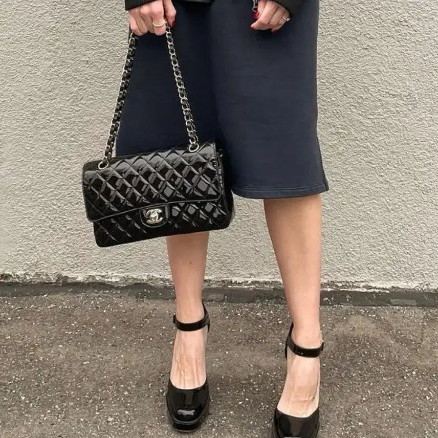 [BUNJANG] CHANEL Classic Medium Black Patent Leather Flap Bag / 정품) CHANEL 샤넬 클래식 미듐 블랙 페이던트 은장