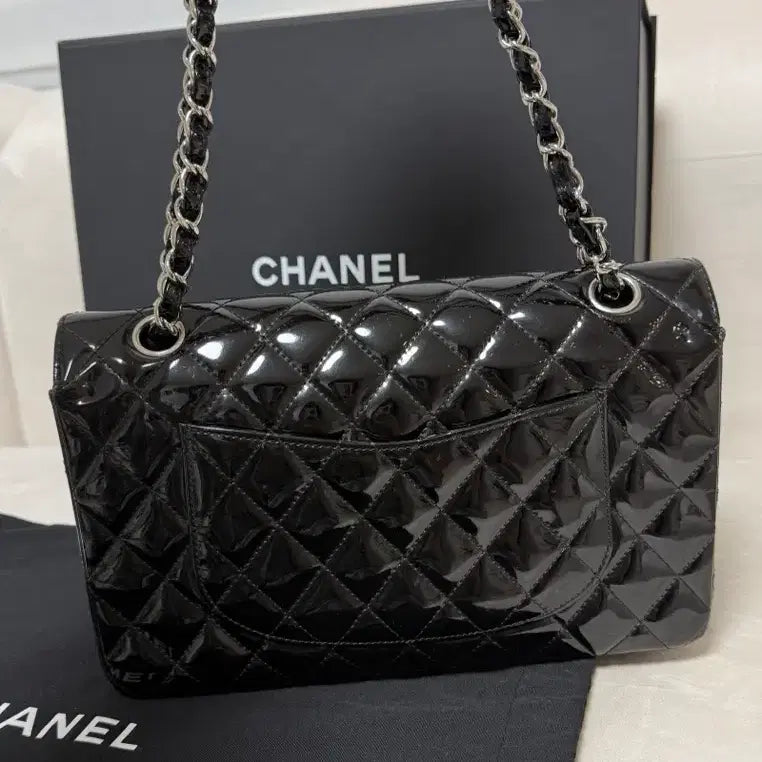 [BUNJANG] CHANEL Classic Medium Black Patent Leather Flap Bag / 정품) CHANEL 샤넬 클래식 미듐 블랙 페이던트 은장