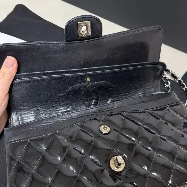 [BUNJANG] CHANEL Classic Medium Black Patent Leather Flap Bag / 정품) CHANEL 샤넬 클래식 미듐 블랙 페이던트 은장