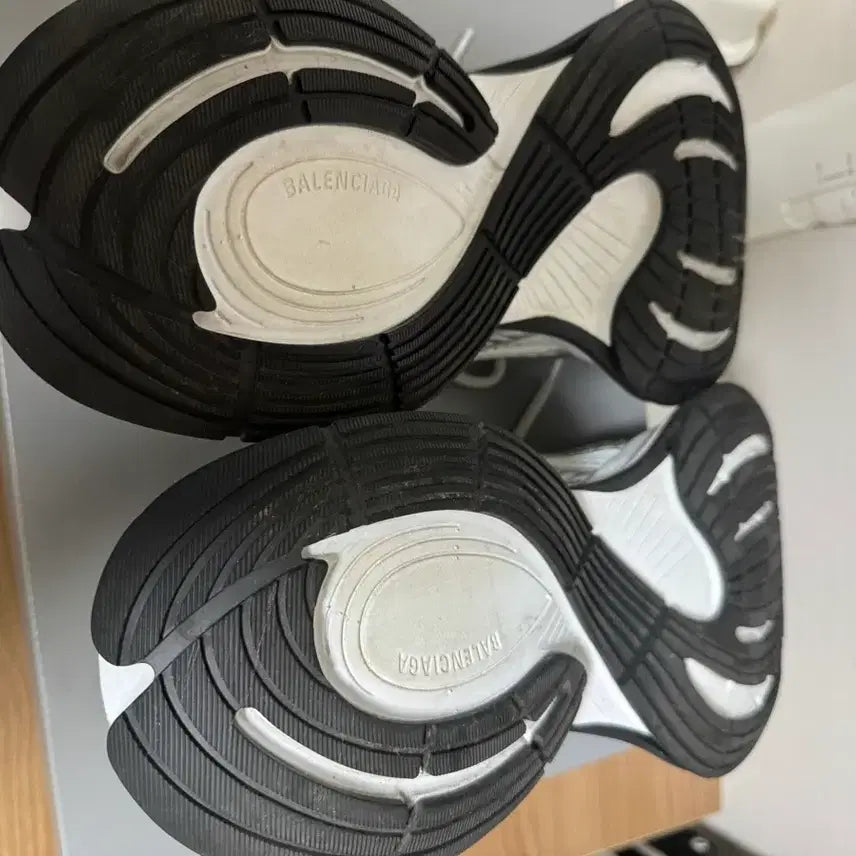 [BUNJANG] Balenciaga Circuit Silver / [42] 발렌시아가 서킷 실버