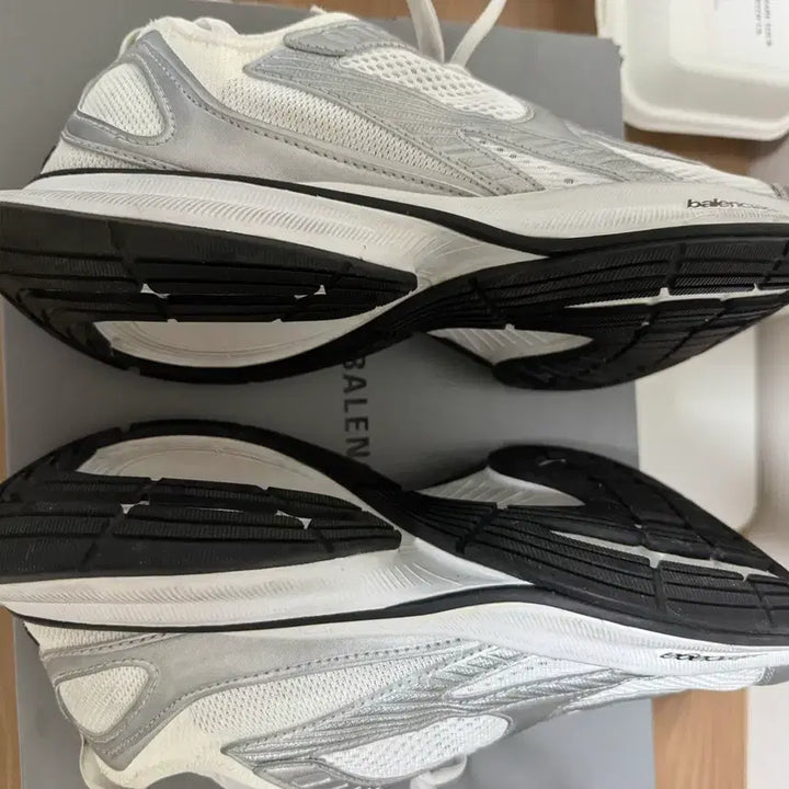 [BUNJANG] Balenciaga Circuit Silver / [42] 발렌시아가 서킷 실버