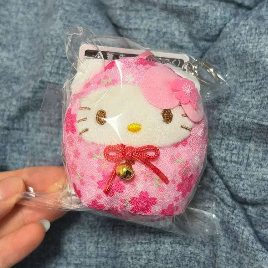 [BUNJANG] Sanrio Hello Kitty Cherry Blossom Daruma Mascot Keychain / 산리오 헬로키티 벚꽃달마 마스코트 키링 새상품