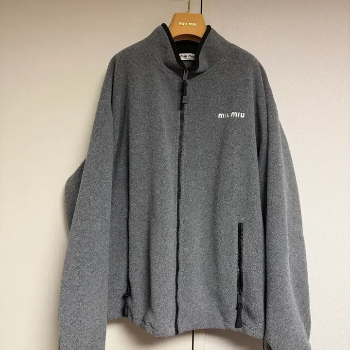 [BUNJANG] Miu Miu Fleece Sweatshirt Gray / [L]미우미우 플리스 스웨트 셔츠 그레이