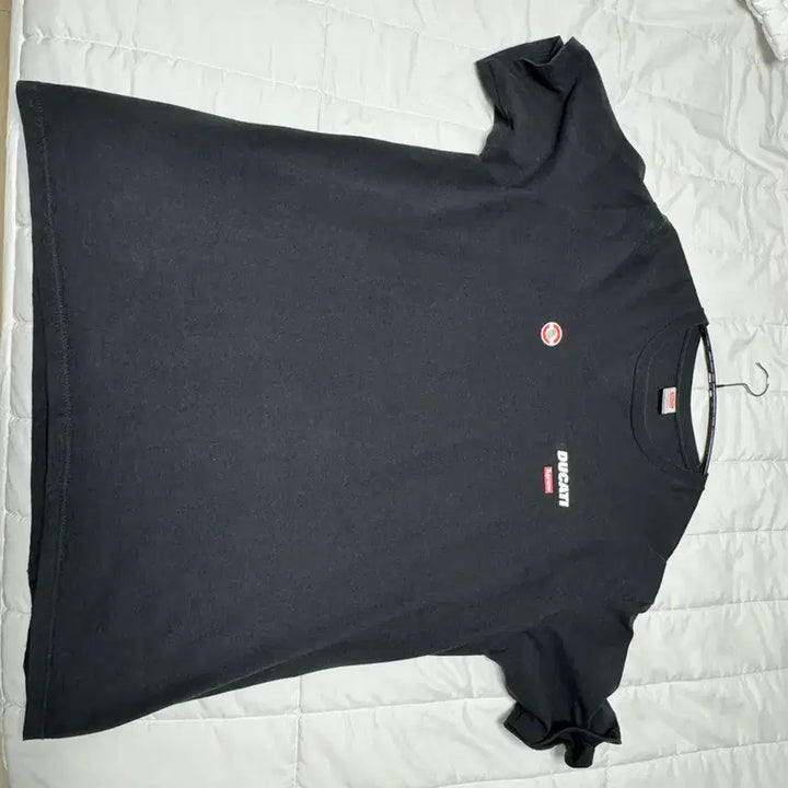 [BUNJANG] Supreme x Ducati 24SS Logo T-Shirt Black XL / 슈프림 x 두카티 24SS 로고 티셔츠 블랙 XL사이즈 중고 판매