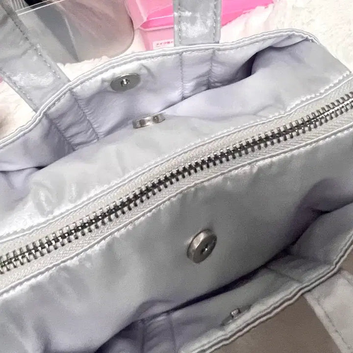 [BUNJANG] Hello Kitty Silver Satin Mini Tote Bag / 실버 헬로키티 새틴 미니 토트백