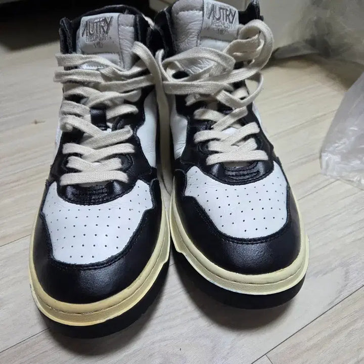 [BUNJANG] Autry Medalist High 275 Size / 오트리 메달리스트 하이 275사이즈