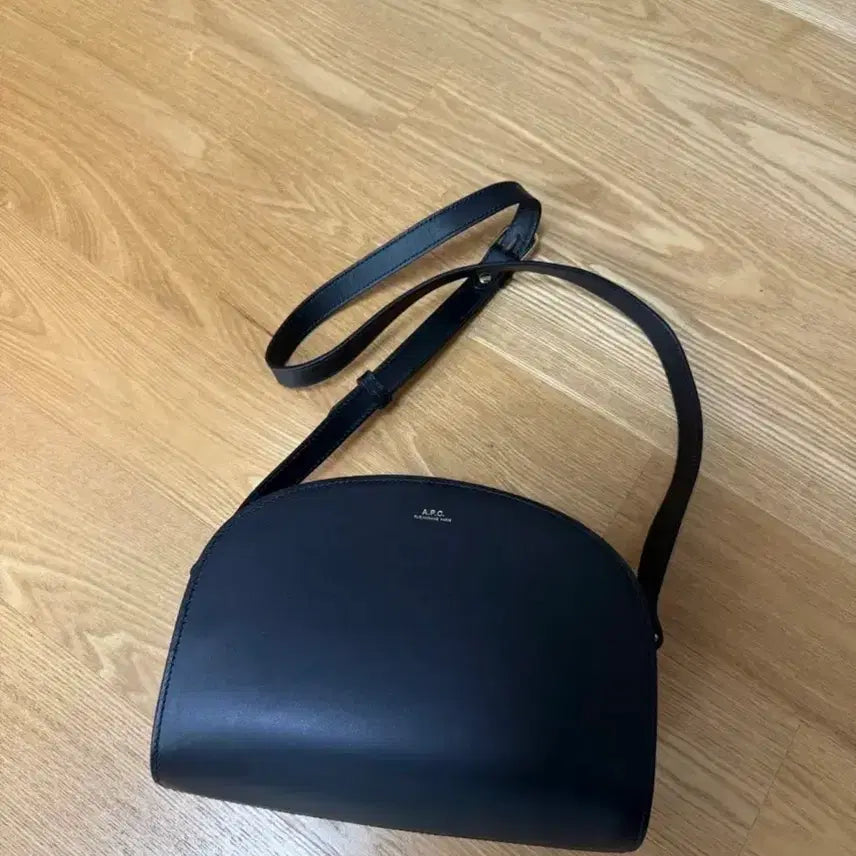 [BUNJANG] A.P.C. Demi-Lune Bag / 아페쎄 데미룬백 팝니다!