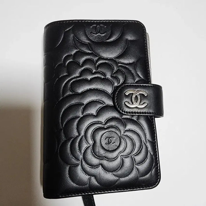 [BUNJANG] Chanel Black Lambskin Embossed Camellia Bi-Fold Wallet / 샤넬 블랙 램스킨 은장 엠보 까멜리아 중지갑