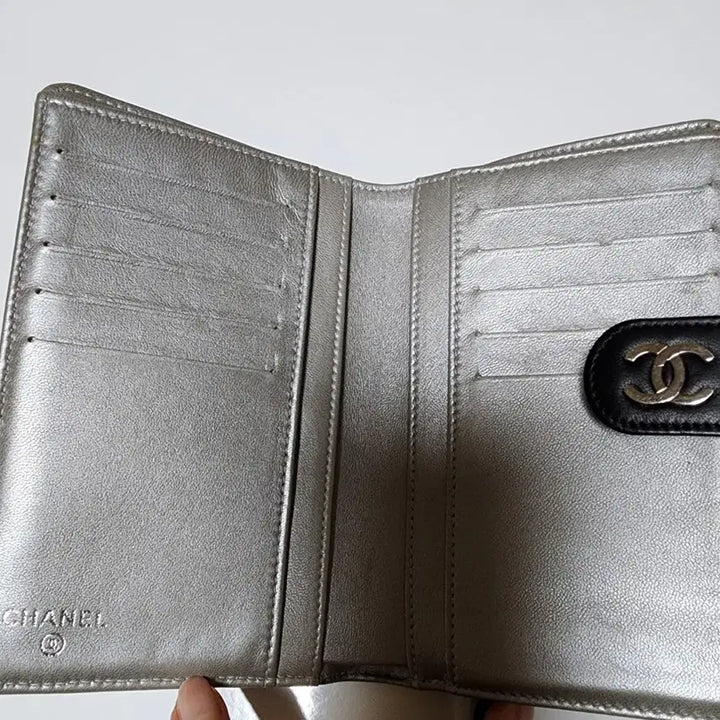 [BUNJANG] Chanel Black Lambskin Embossed Camellia Bi-Fold Wallet / 샤넬 블랙 램스킨 은장 엠보 까멜리아 중지갑
