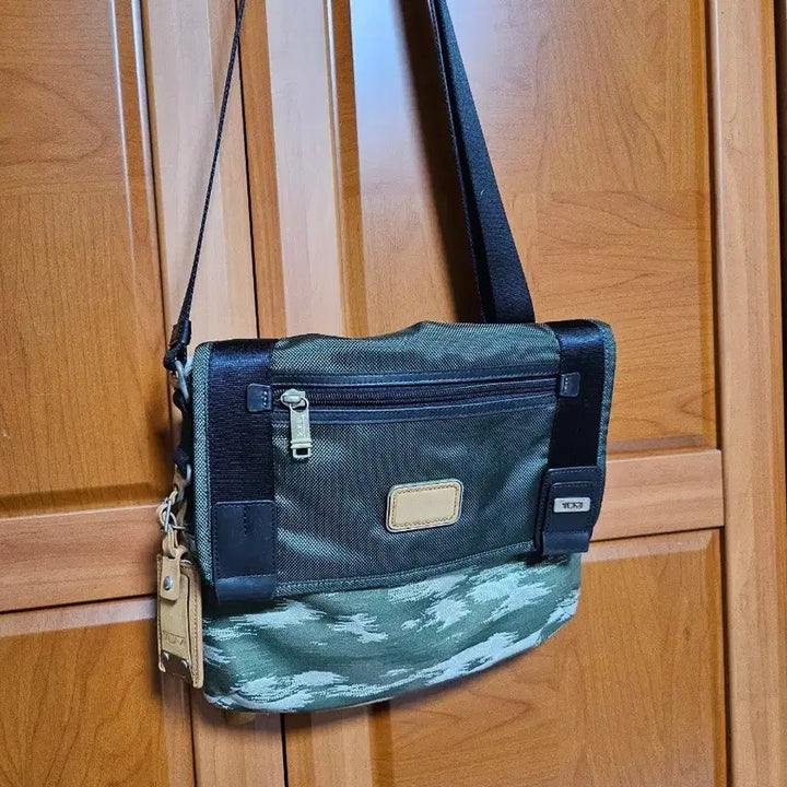 [BUNJANG] Tumi Khaki Camouflage Messenger Bag / TUMI 투미 카키 카모플라쥬 메신저백 (정품)