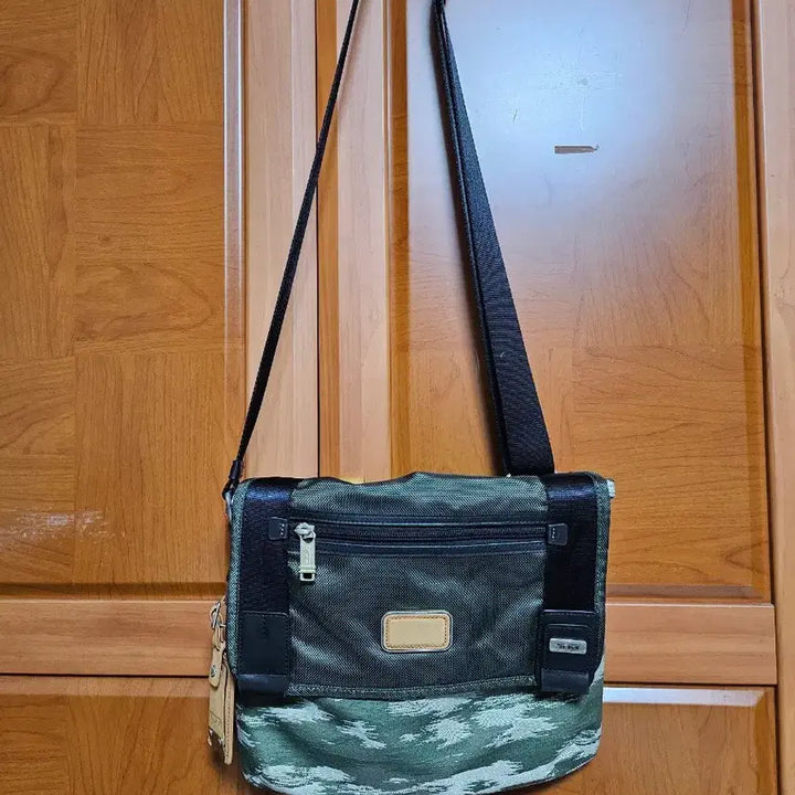 [BUNJANG] Tumi Khaki Camouflage Messenger Bag / TUMI 투미 카키 카모플라쥬 메신저백 (정품)