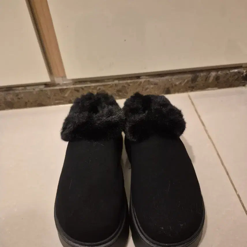 [BUNJANG] Black Fur Slippers / 검정색 털 슬리퍼