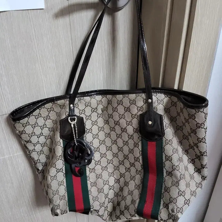 [BUNJANG] Gucci GG Logo Canvas Tote Bag with Flower Charm / 구찌 GG 로고 캔버스 토트백