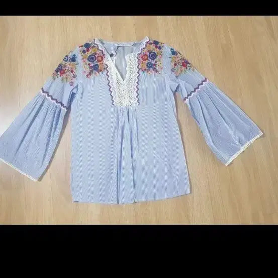 [BUNJANG] ZARA Striped Floral Embroidery Blouse / 자라 스트라이프 플라워 자수 블라우스 펀칭 레이스