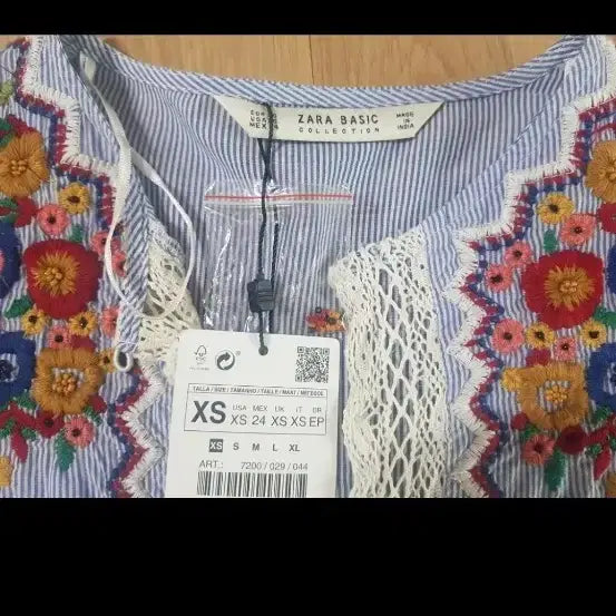 [BUNJANG] ZARA Striped Floral Embroidery Blouse / 자라 스트라이프 플라워 자수 블라우스 펀칭 레이스