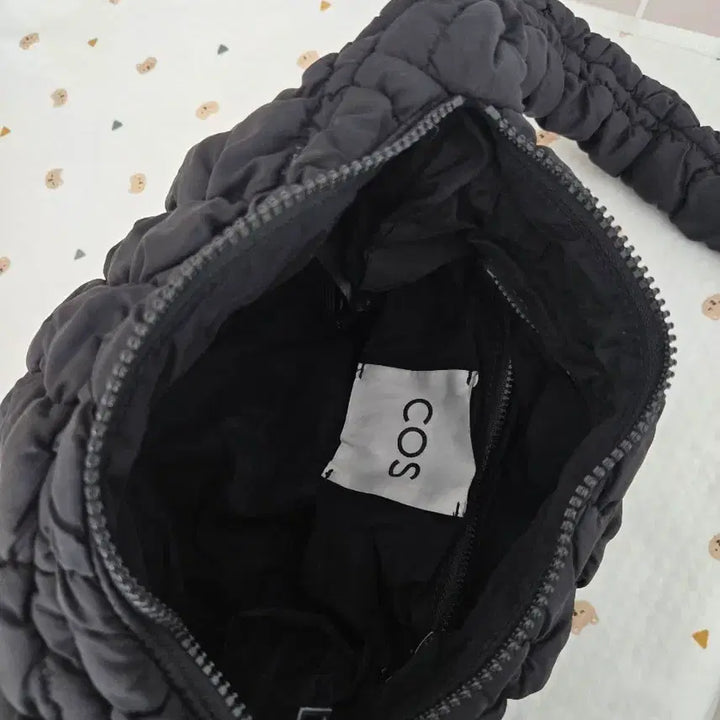 [BUNJANG] COS Quilted Messenger Bag - Black / 코스 퀄티드 메신저 블랙