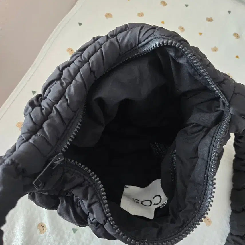 [BUNJANG] COS Quilted Messenger Bag - Black / 코스 퀄티드 메신저 블랙