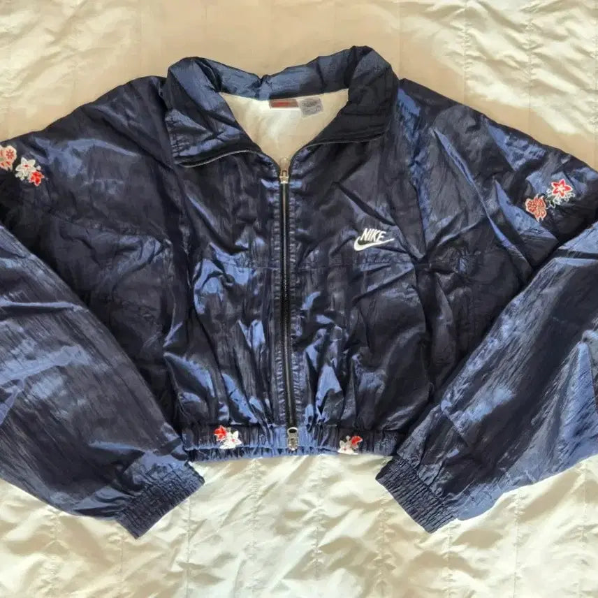 [BUNJANG] Nike Old School Cropped Windbreaker Jacket / 나이키 올드스쿨 크롭 바람막이 꽃자수 커스텀 빈티지
